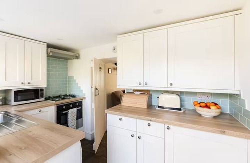 Bourton-on-the-Hill House | Pass the Keys | Cosy Cottage | 17th century | Garden | Parking