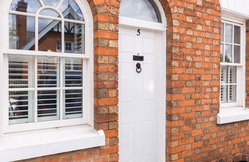 Stratford-upon-Avon House | Pass the Keys | Stratford-upon-Avon Old Town, 3 Bed with Parking