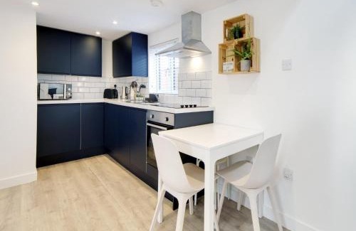 Histon House | Pass the Keys 19th Century Barn with Free Parking