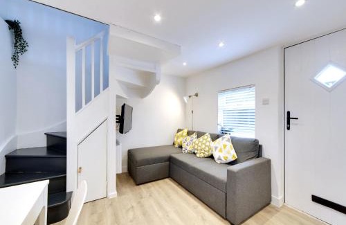 Histon House | Pass the Keys 19th Century Barn with Free Parking