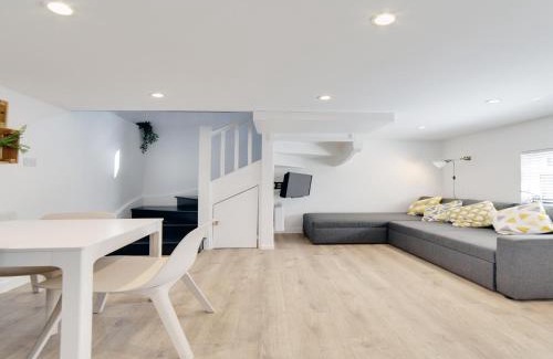 Histon House | Pass the Keys 19th Century Barn with Free Parking