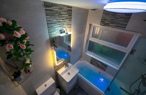 Belfast City Centre Apartment | Pass the Keys - 2BR Luxury Apartment with Jacuzzi Bath