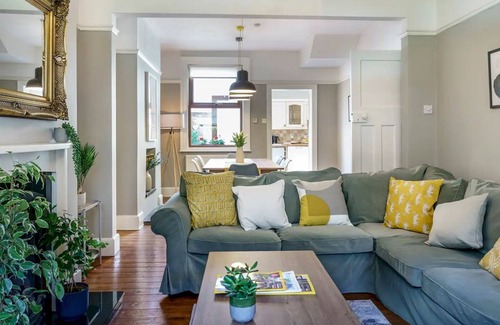 Belfast House | Pass the Keys | 4 Bedrooms | Cafes & Shops | 6 Mins to City Centre