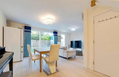 Trumpington House | Pass the Keys 53 Austin Drive · Modern Townhouse near Addenbrookes Own Parking