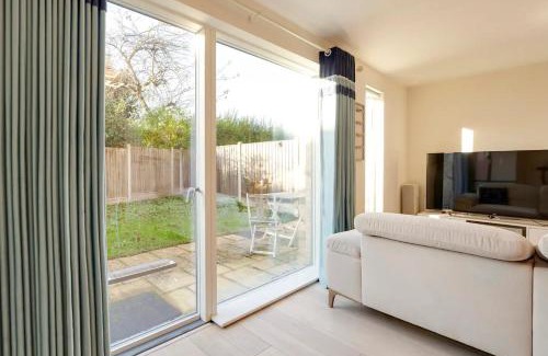 Trumpington House | Pass the Keys 53 Austin Drive · Modern Townhouse near Addenbrookes Own Parking