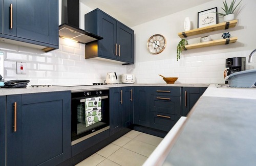 Queens Quarter House | Pass the Keys | 58 LW Ave Stunning 2BR Terrace Top Location Lots Nearby