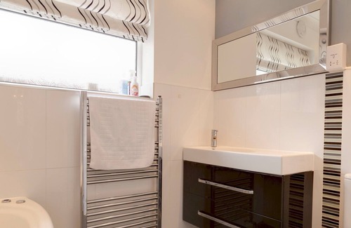 Milton House | Pass the Keys | Beautiful 4BR with Private Garden