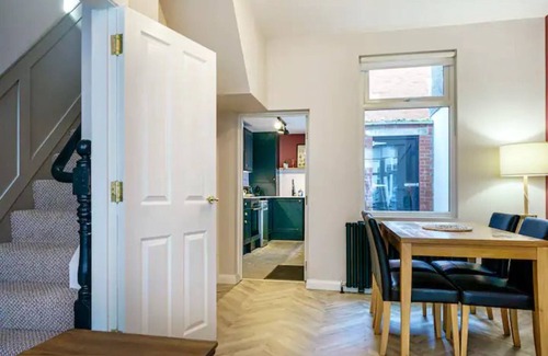 Belfast House | Pass the Keys | Belmont Bolthole 2 Bed Bars and Eateries Abound