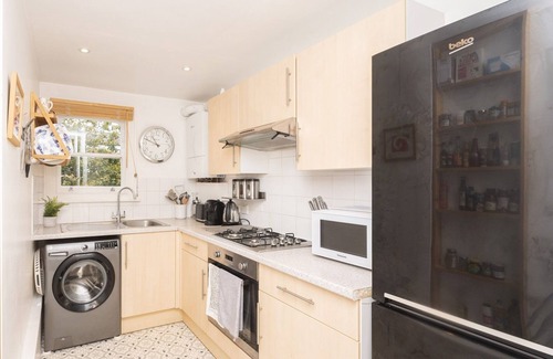 Brockley Apartment | Pass the Keys | Brockley Victorian apartment train links London