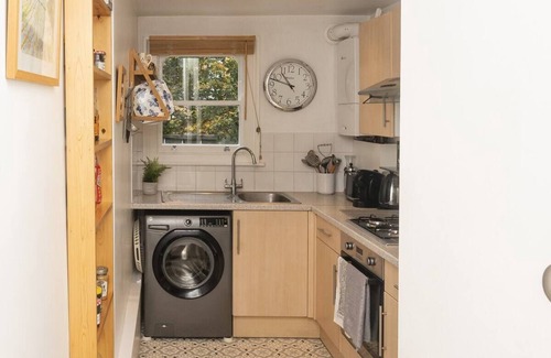 Brockley Apartment | Pass the Keys | Brockley Victorian apartment train links London