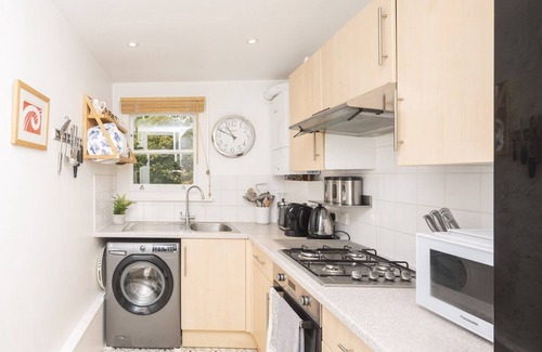 Brockley Apartment | Pass the Keys | Brockley Victorian apartment train links London