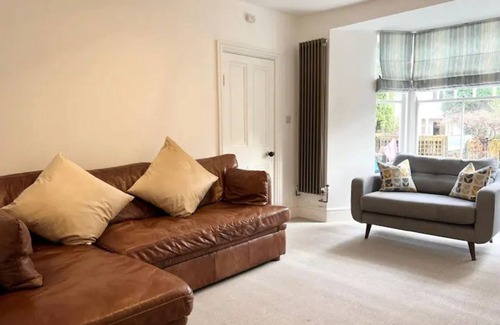 Mumbles House | Pass the Keys | Central Modern Mumbles Cottage