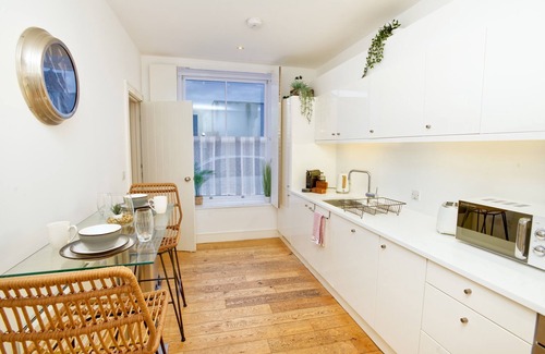 Lincoln House | Pass the Keys | Centrally Located Apartment