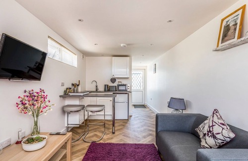 East Wittering Apartment | Pass the Keys | Charming Chalet A Stone's Throw From The Beach!