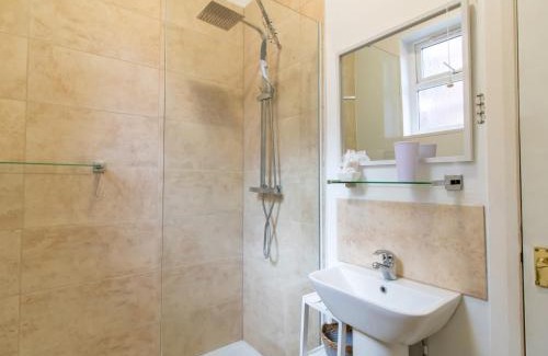Cullercoats Apartment | Pass the Keys Charming Seaside Retreat 2BR Flat in Cullercoats