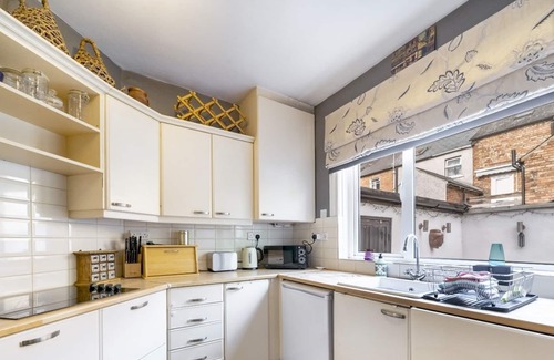 Belfast House | Pass the Keys | Charming Villa Tree lined Avenue Lots Nearby