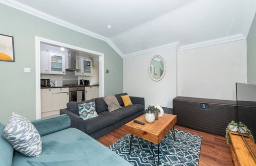 Reading Apartment | Pass the Keys | Charming Victorian Flat Modern Amenities Parking