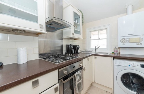 Reading Apartment | Pass the Keys | Charming Victorian Flat Modern Amenities Parking