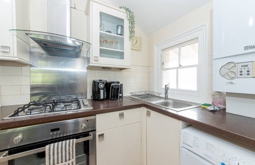 Reading Apartment | Pass the Keys | Charming Victorian Flat Modern Amenities Parking