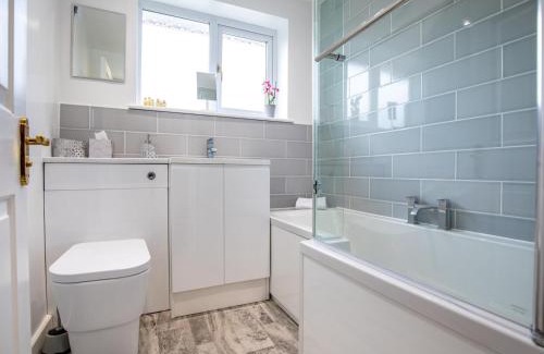 Shrewsbury House | Pass the Keys Cheerful and modern one bedroom home with parking