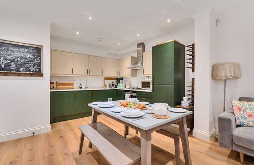 Richmond-upon-Thames Apartment | Pass the Keys | Chic Flat with Bushy Park Views