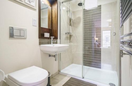 Cathedral Quarter Apartment | Pass the Keys City Centre Incredible 2BR Corner Apt with Balcony