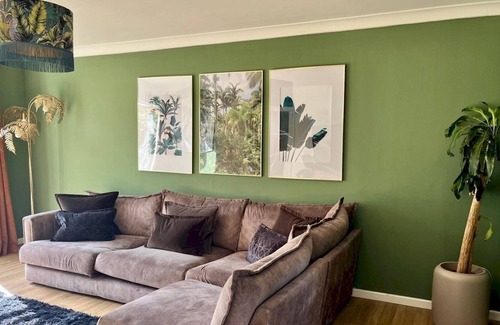 Hatfield House | Pass the Keys | Cosy Family Home in Hatfield with Parking Sleeps 5