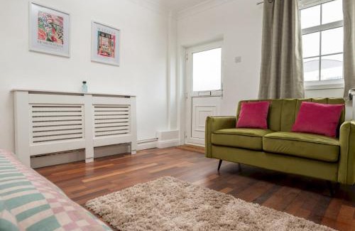 Knotty Ash House | Pass the Keys Cosy Liverpool Home. WiFi Parking Nr Alder Hey