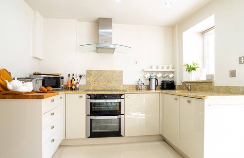 Northleach House | Pass the Keys | Delightful Millend Cottage | Parking | Patio