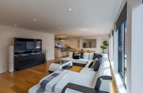 Birmingham City Centre Cabin | Pass the Keys Executive Penthouse 2 Bed Jewellery Quarter