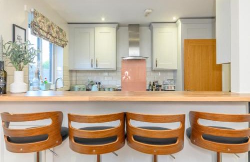 Shipley Apartment | Pass the Keys Family Friendly home in Baildon Court-Free Parking