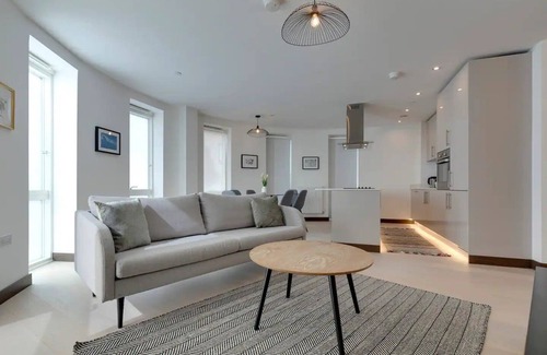 Cambridge Apartment | Pass the Keys | Flat 204 Station Square · Ultra Modern Flat next to Cambridge Station