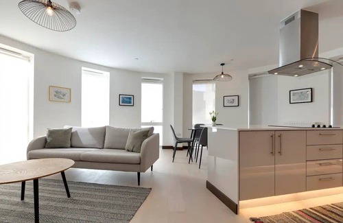 Cambridge Apartment | Pass the Keys | Flat 204 Station Square · Ultra Modern Flat next to Cambridge Station