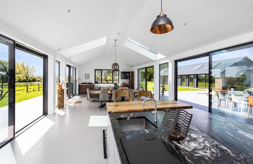 Plumpton Green House | Pass The Keys Luxury Retreat with Countryside Views