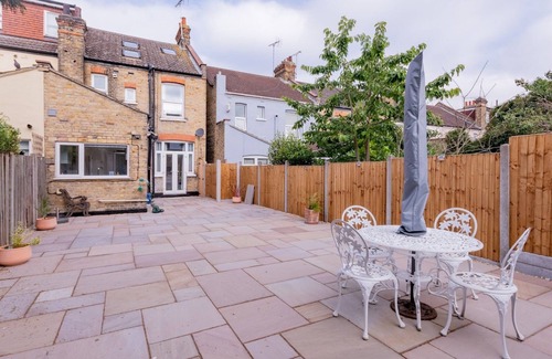 Westcliff-on-Sea Apartment | Pass the Keys | Comfortable Flat with Patio | Sleeps 4