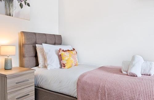 Uplands House | Pass the Keys Luxury Bright Spacious Family Home - Near Beaches