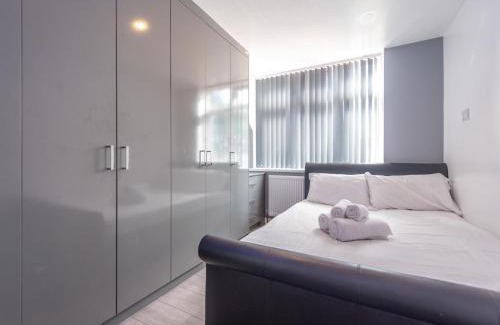 Wolverhampton House | Pass the Keys Modern Home Three Bedrooms Nr Molineux Stadium