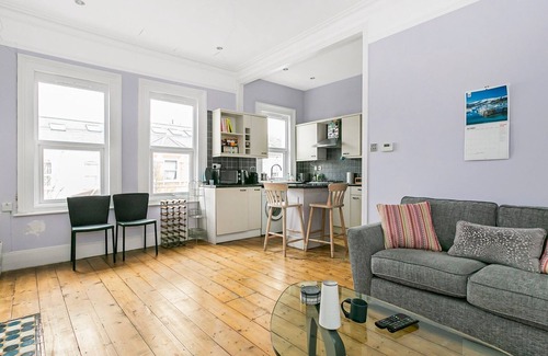 Tooting Apartment | Pass the Keys | Modern London Flat Steps from Tube & Cafés