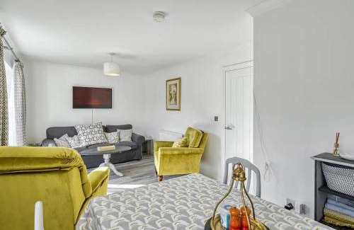 Cheadle House | Pass the Keys Modern Manchester House with Airport Links