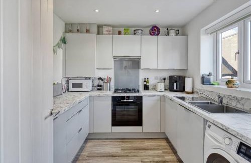 Cheadle House | Pass the Keys Modern Manchester House with Airport Links