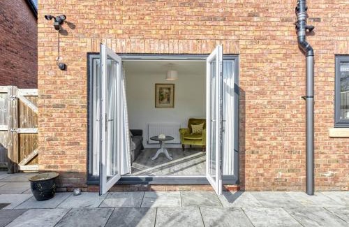 Cheadle House | Pass the Keys Modern Manchester House with Airport Links