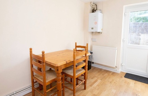 Littlemore House | Pass the Keys | Oxford 2 Bed Garden Home and Street Parking