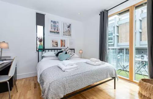 Oxford City Centre Apartment | Pass the Keys Oxford Castle - City Centre Apartment Balcony