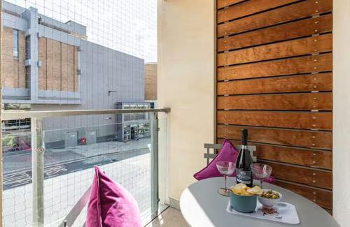 Oxford City Centre Apartment | Pass the Keys Oxford Castle - City Centre Apartment Balcony