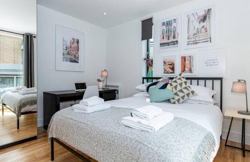 Oxford City Centre Apartment | Pass the Keys Oxford Castle - City Centre Apartment Balcony