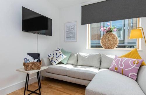 Oxford City Centre Apartment | Pass the Keys Oxford Castle - City Centre Apartment Balcony