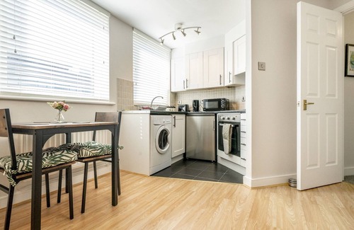 Queens Quarter Apartment | Pass the Keys | Queens Uni Cafes and Bars Next to City Centre
