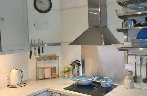 Glastonbury House | Pass the Keys | Tor-View Glastonbury Home with pod & garden