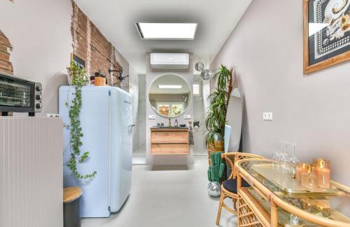 Alkmaar Apartment | Pats garden room with mini cinema, projector