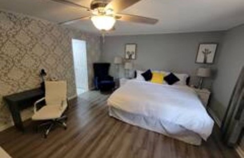 Helen Condo | Paul's Apartment - 55in TV, Wi-Fi, kitchenette